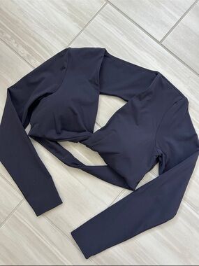 Oner Active true blue Long Sleeve Twist-Front Crop Top